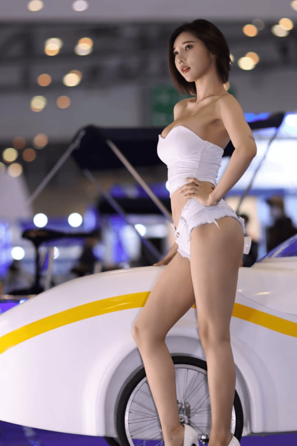 은꼴주의  레이싱 모델 송주아 오프솔더 가슴 흰 핫팬츠 엉덩이