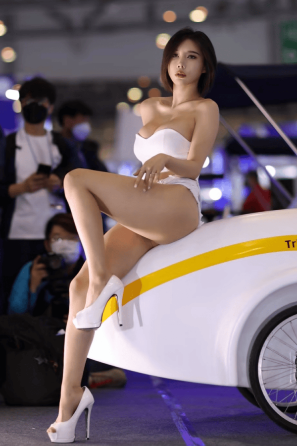 은꼴주의  레이싱 모델 송주아 오프솔더 가슴 흰 핫팬츠 엉덩이