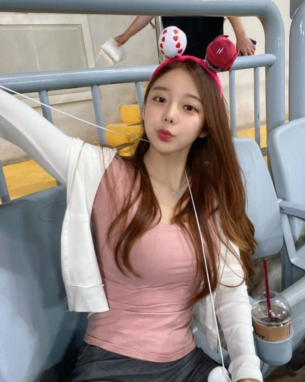 야한사진   밀착 반팔티를 즐겨 입는 누나