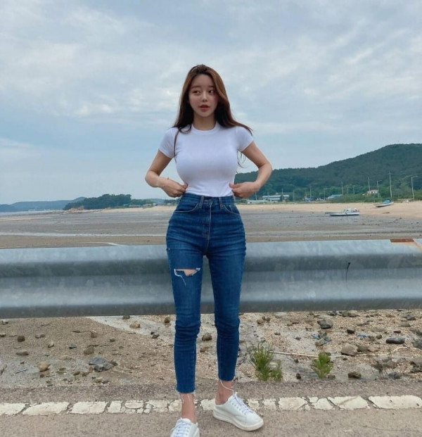 야한사진   밀착 반팔티를 즐겨 입는 누나