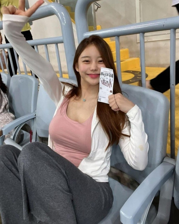 야한사진   밀착 반팔티를 즐겨 입는 누나