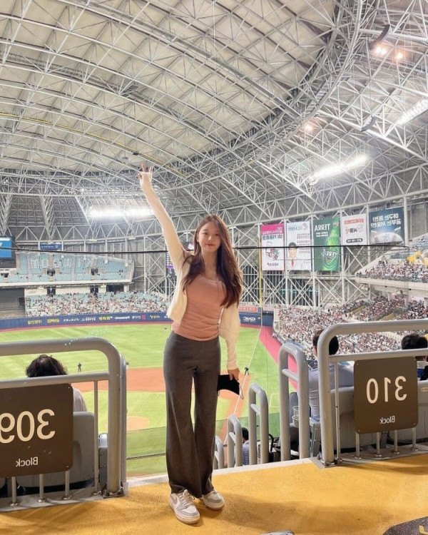 야한사진   밀착 반팔티를 즐겨 입는 누나