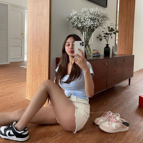 야한사진   밀착 반팔티를 즐겨 입는 누나