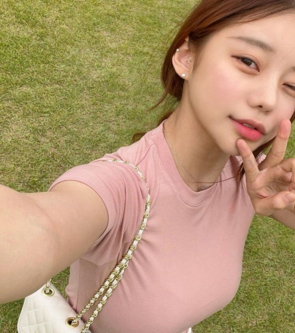 야한사진   밀착 반팔티를 즐겨 입는 누나