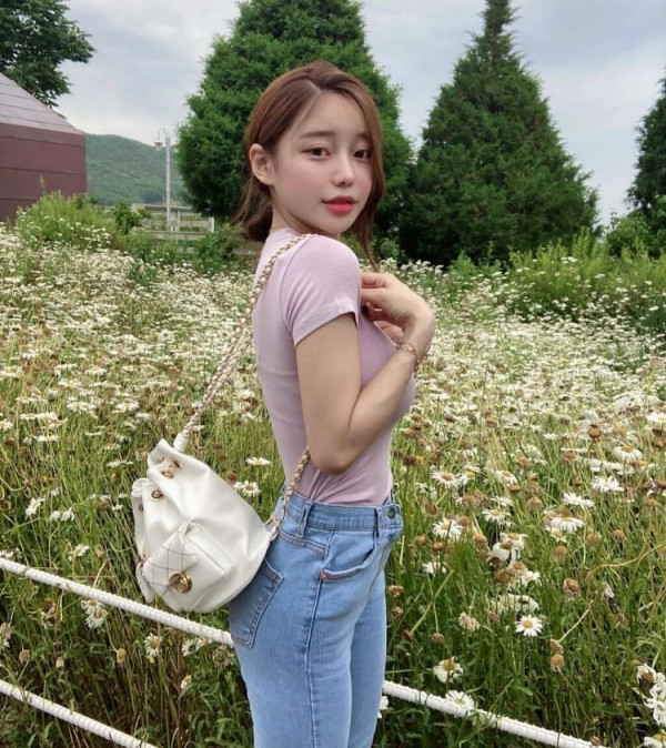 야한사진   밀착 반팔티를 즐겨 입는 누나