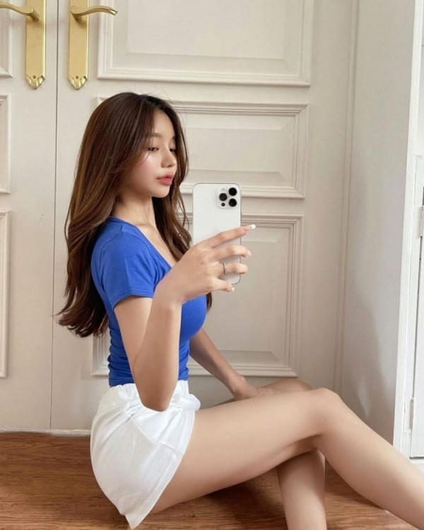 야한사진   밀착 반팔티를 즐겨 입는 누나