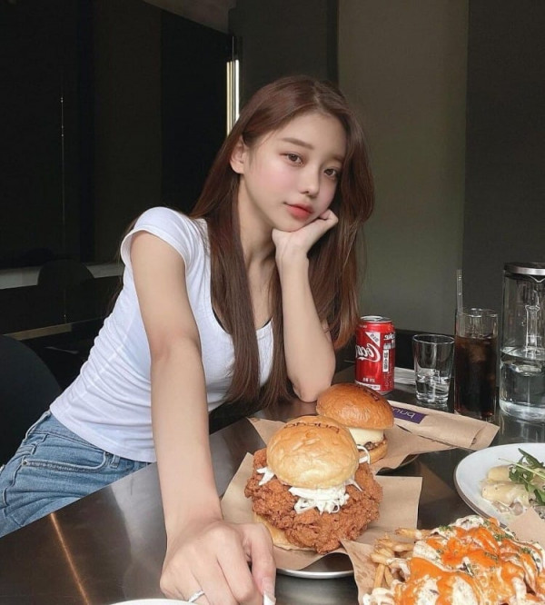 야한사진   밀착 반팔티를 즐겨 입는 누나