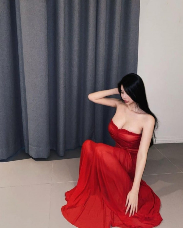 코피터짐 주의  콜라병 몸매 피팅모델 백시영 끈 비키니 오프솔더 스쿨룩