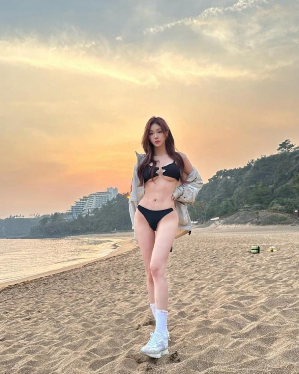 레알  한갱 인스타 해변의 비키니