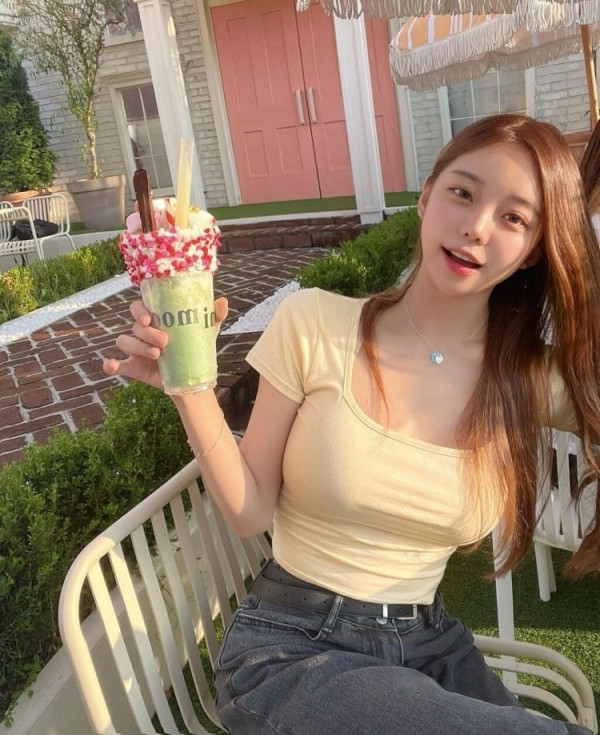 야한사진   밀착 반팔티를 즐겨 입는 누나