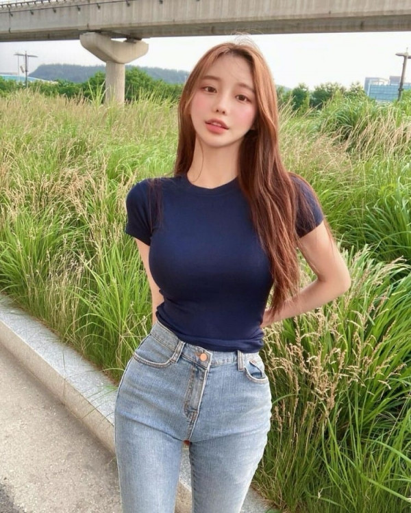 야한사진   밀착 반팔티를 즐겨 입는 누나