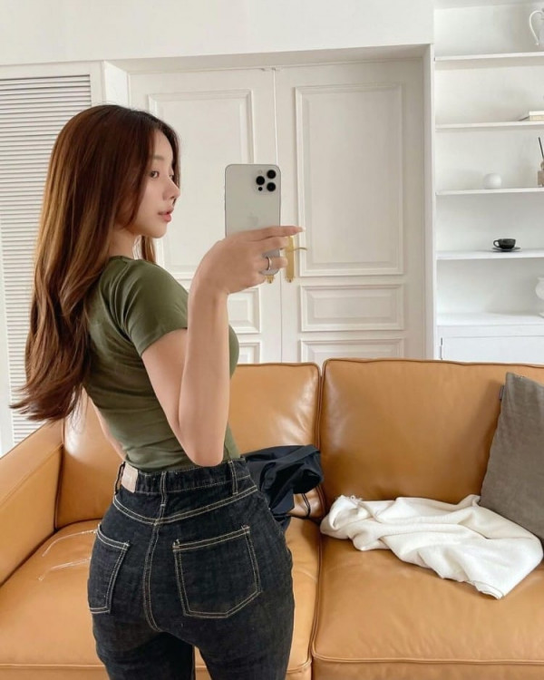 야한사진   밀착 반팔티를 즐겨 입는 누나