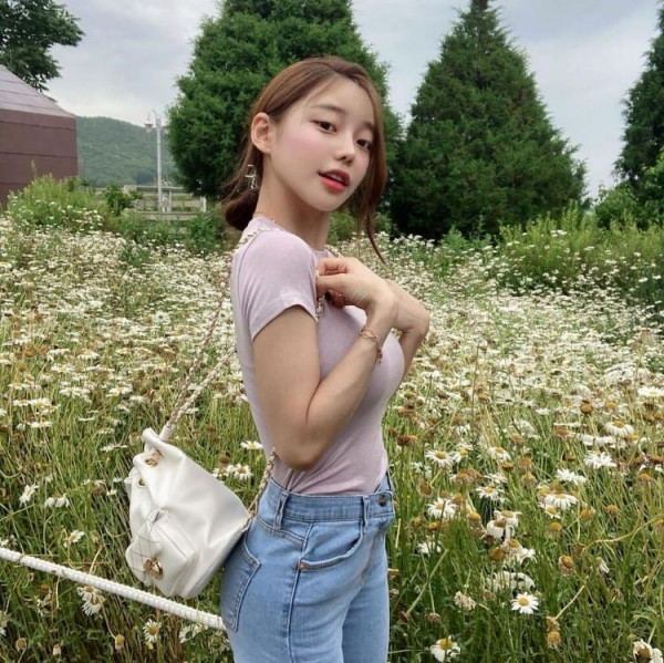 야한사진   밀착 반팔티를 즐겨 입는 누나