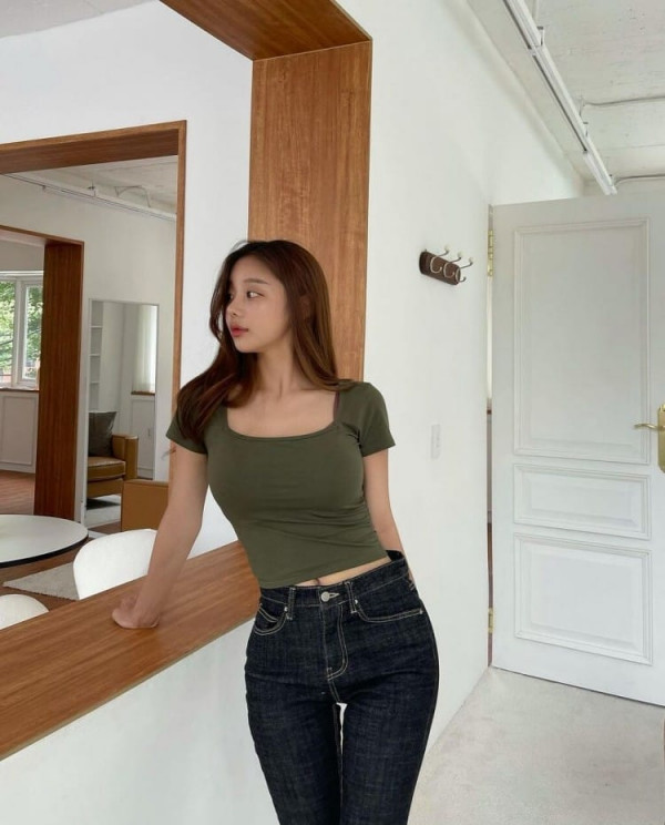 야한사진   밀착 반팔티를 즐겨 입는 누나