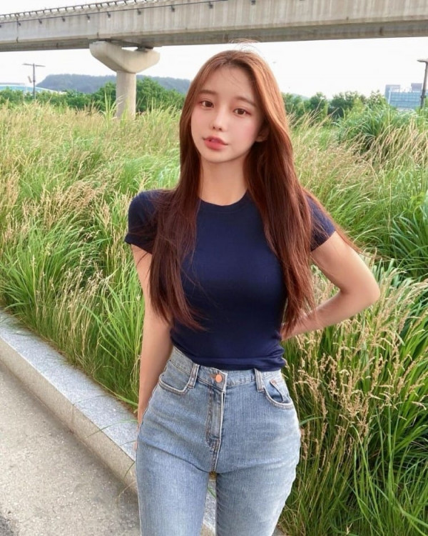 야한사진   밀착 반팔티를 즐겨 입는 누나