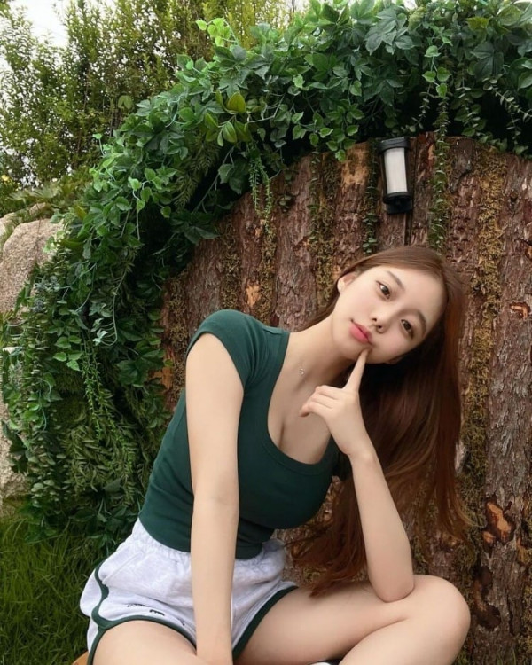 야한사진   밀착 반팔티를 즐겨 입는 누나