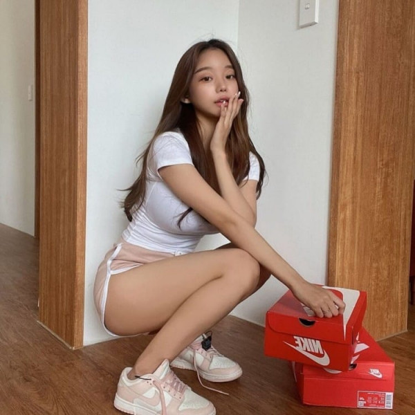 야한사진   밀착 반팔티를 즐겨 입는 누나