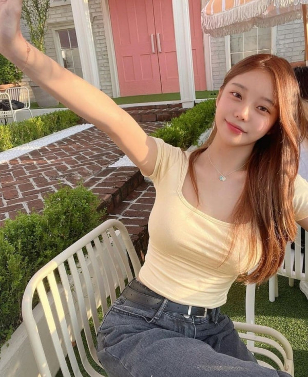 야한사진   밀착 반팔티를 즐겨 입는 누나