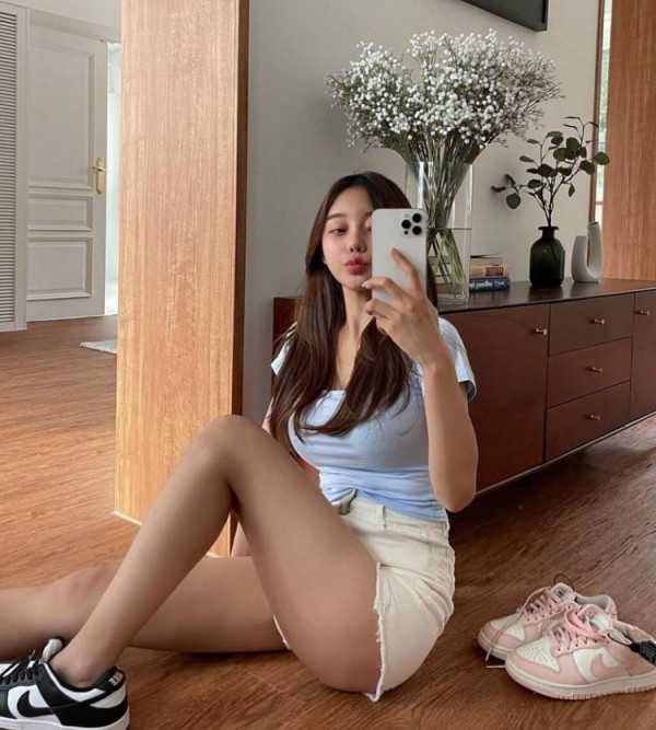 야한사진   밀착 반팔티를 즐겨 입는 누나