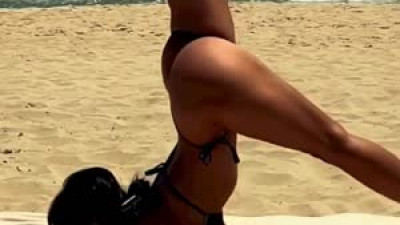 유혹하는  해변에서 비키니 입고 요가