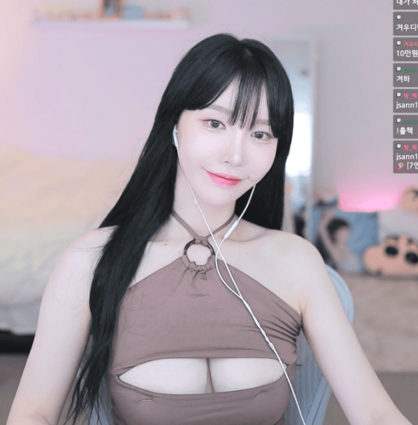 오지는 스트리머 겨우디 절개 의상 가슴골