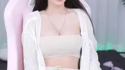 매력쩌는  깅예솔 언더붑 튜브탑 가슴골속으로 들어간 목걸이