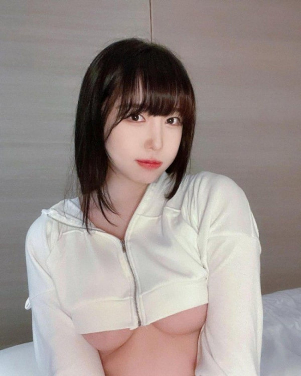 아찔한  Bj 박하악 어깨가 흘러내린 가슴골 언더붑