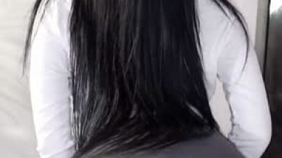 사랑스러운  한갱 타이트한 회색 교복치마 털어주는 엉덩이 골반