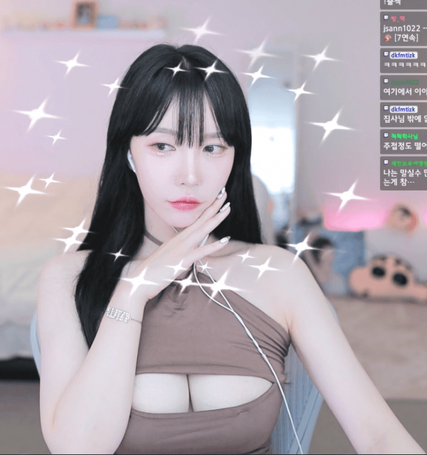 오지는 스트리머 겨우디 절개 의상 가슴골