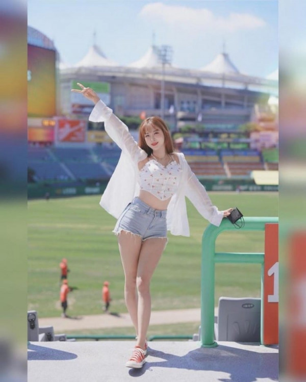 작살나는  김한나 치어리더 파란 수영복 각도 좋은 가슴골