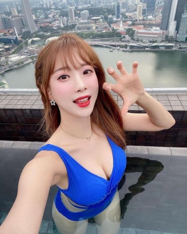 작살나는  김한나 치어리더 파란 수영복 각도 좋은 가슴골