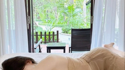 단추 풀고 숙인 가슴골