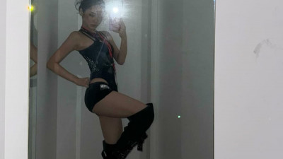 거의 수영복 수준의 에스파 닝닝 블랙의상 가슴골 거울 셀카