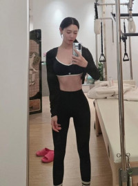 ‘돌싱’ 클라라, 쩍벌 공중부양 포즈?...“사람 몸매 맞나” 감탄만