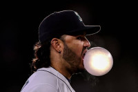 AP 소식: 에우제니오 수아레즈, 레즈와 1천5백만 달러 단년 계약으로 재회