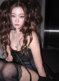 빌리 츠키, 란제리+가터벨트 스타일링…압도적 무드