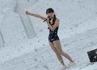 폭설에 수영복 차림 “학대다”…극한직업 걸그룹에 술렁이는 일본