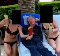 비키니 여성들 사이 호킹 박사…유족 간병인일 뿐