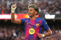 라민 야말 해트트릭 폭발...바르셀로나, 비야레알 대파하고 라리가 선두 등극