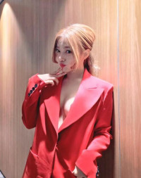 ‘39세’ 이채영, 속옷 없이 재킷만?...독보적인 섹시 카리스마