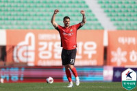 ‘9전 10기’ 강원FC의 투혼, 마침내 시즌 첫 승 신고… 오렌지 군단이 활짝 피어났다