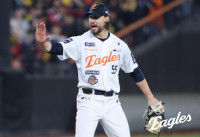 30억 포기 각오 없으면 끝? 한화, 와이스 재영입에 '완전 선 긋기'