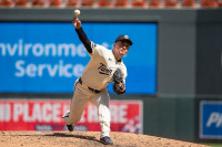 고우석 MLB 데뷔 첫 홀드…처남 이정후는 무안타 부진